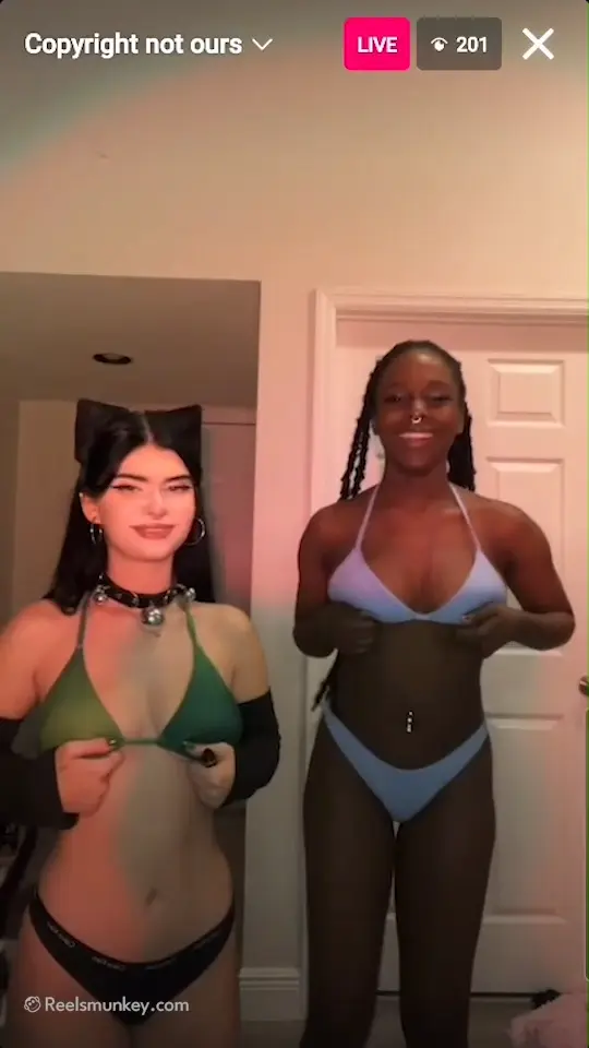 These influencer are going wild on live by flashing those natural boobs