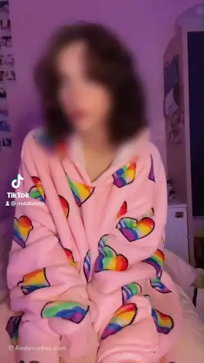 Do you like this petite girl's Uwu voice?