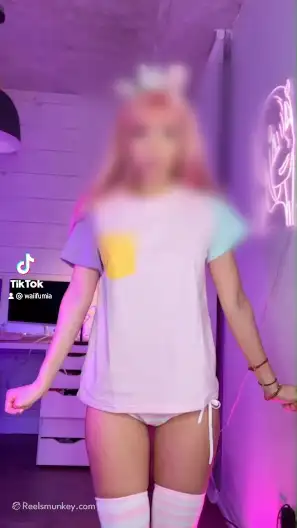 peach butt waifu babe goes naked on NSFW TikTok